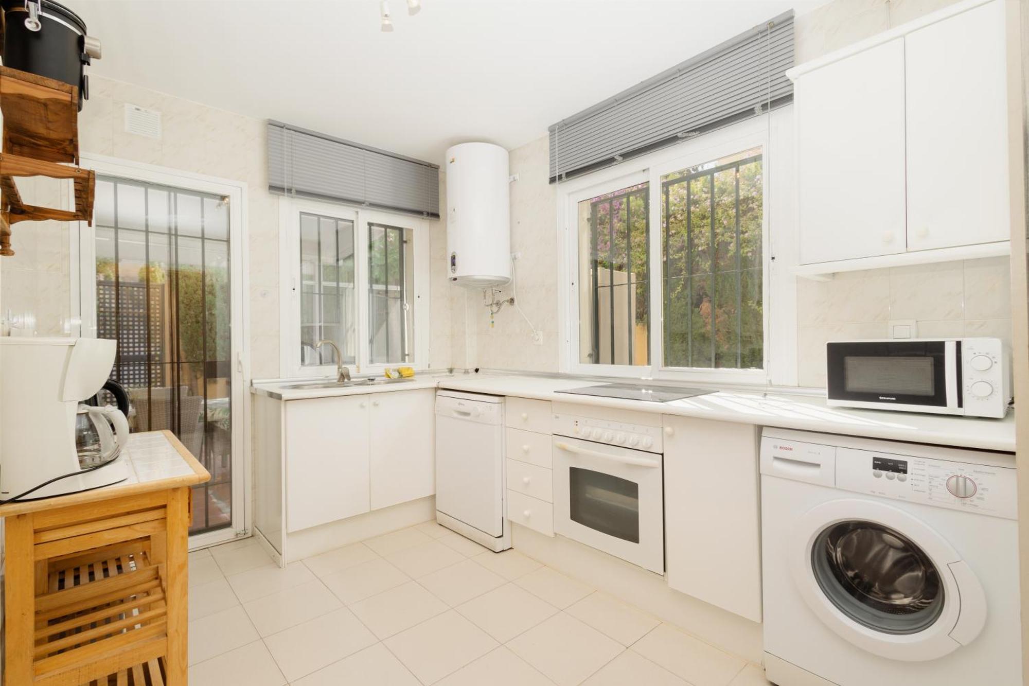 Beautiful Townhouse Walking Distance To The In Costabella, Hébergement de vacances Marbellac
